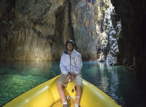 Hombre en un bote amarillo dentro de una cueva