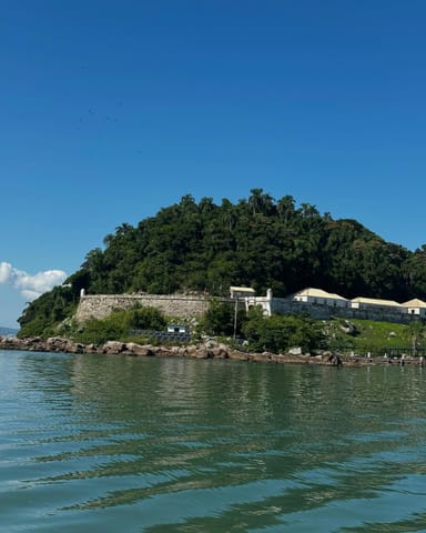Passeio de escuna pela Baía Norte de Florianópolis às fortalezas de Ratones e Anhatomirim