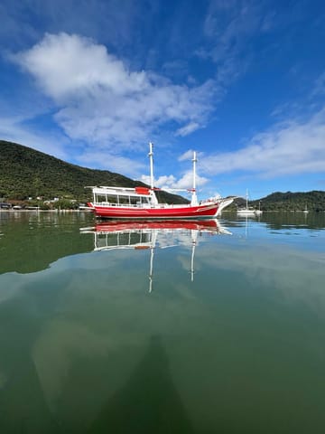 Passeio de escuna pela Baía Norte de Florianópolis às fortalezas de Ratones e Anhatomirim