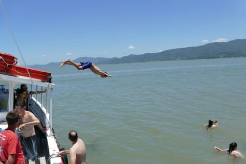 Passeio de escuna pela Baía Norte de Florianópolis às fortalezas de Ratones e Anhatomirim