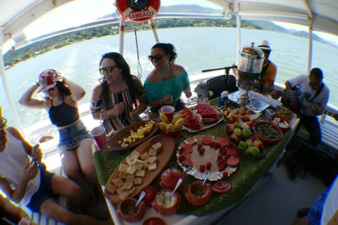 Passeio de escuna pela Baía Norte de Florianópolis às fortalezas de Ratones e Anhatomirim