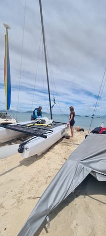 Catamarán Hobie Cat en la arena con el grupo preparándose para la clase en Ponta das Canas
