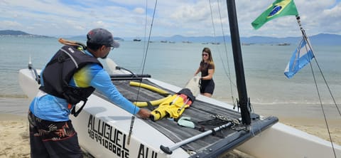 Instructor y alumna preparando el catamarán Hobie Cat para la clase de vela