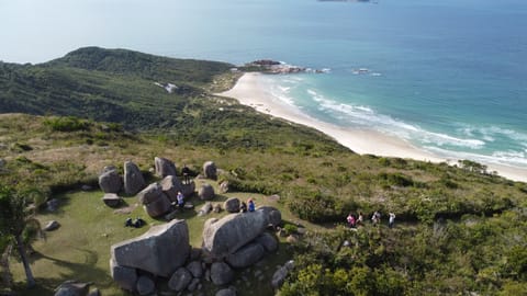 Sítio arqueológico do Dólmen da Oração, próximo à Fortaleza da Barra, em Florianópolis