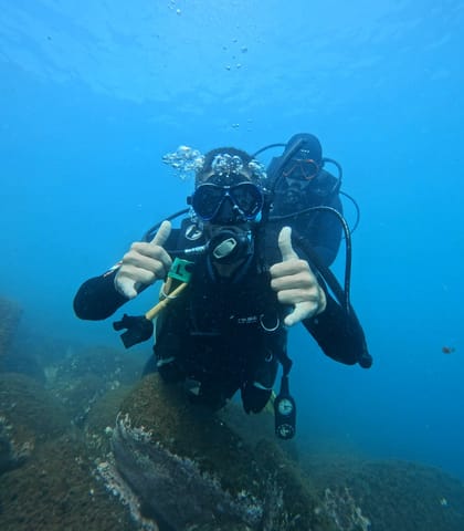 Divers giving a thumbs up during the introductory dive