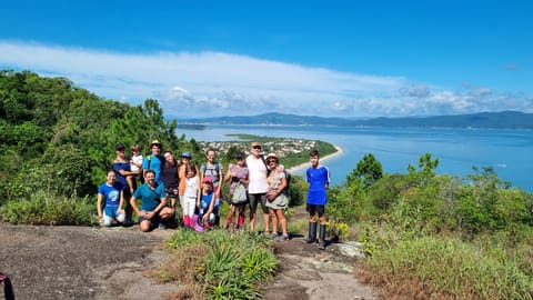 Grupo no mirante com vista da lagoa na trilha Caminho da Santa Cruz