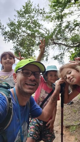 Caminhante com crianças na trilha Caminho da Santa Cruz, Florianópolis