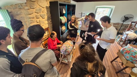 Guia explicando a história local na trilha Caminho da Santa Cruz
