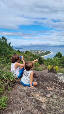 Mãe e filho observando a paisagem na trilha Caminho da Santa Cruz